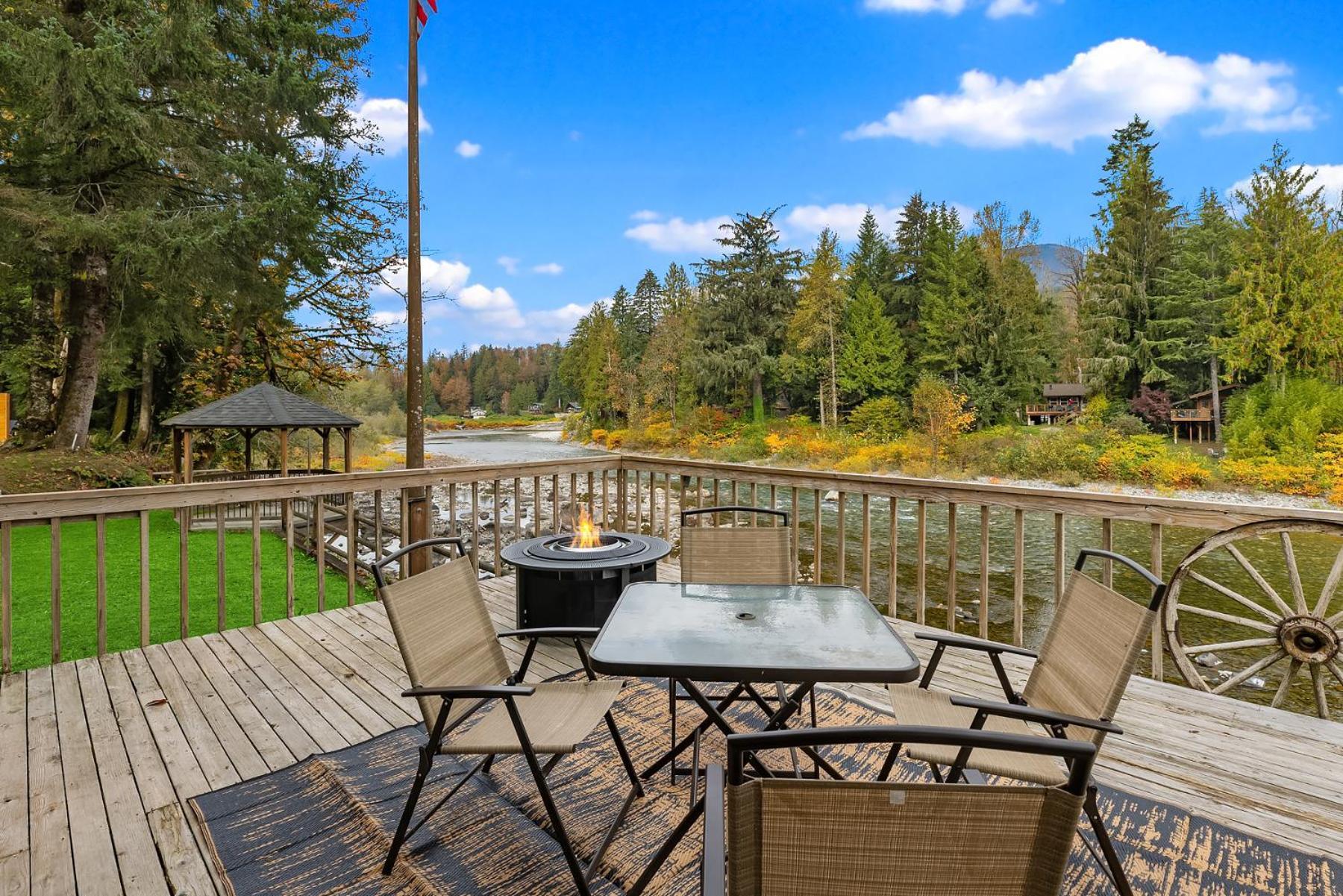 Riverfront Retreat Hot Tub Sauna Yard Gazebo And Views Casa de Férias Gold Bar