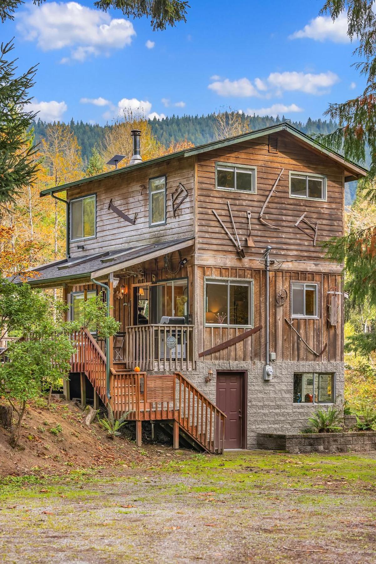 Riverfront Retreat Hot Tub Sauna Yard Gazebo And Views