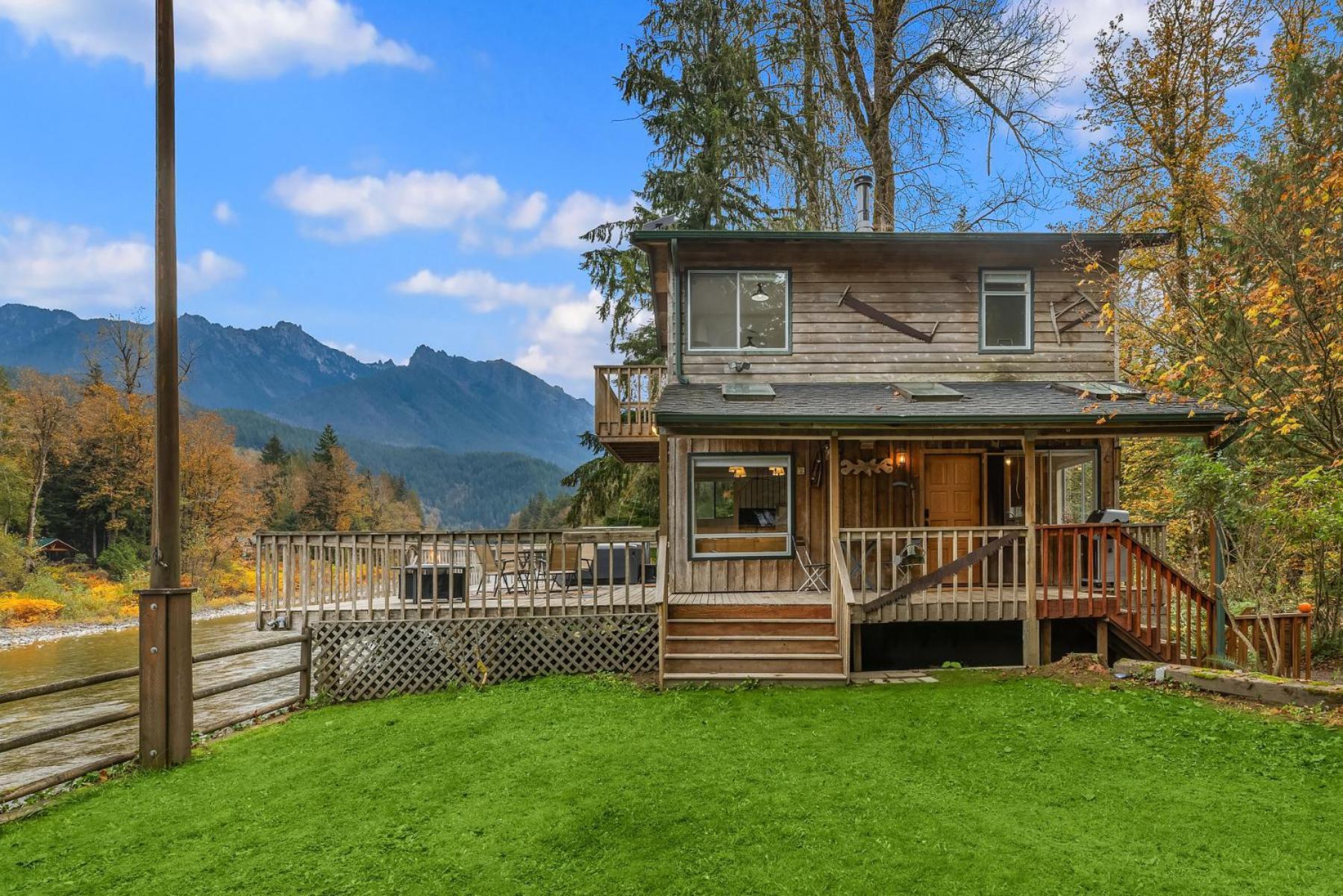 Riverfront Retreat Hot Tub Sauna Yard Gazebo And Views *