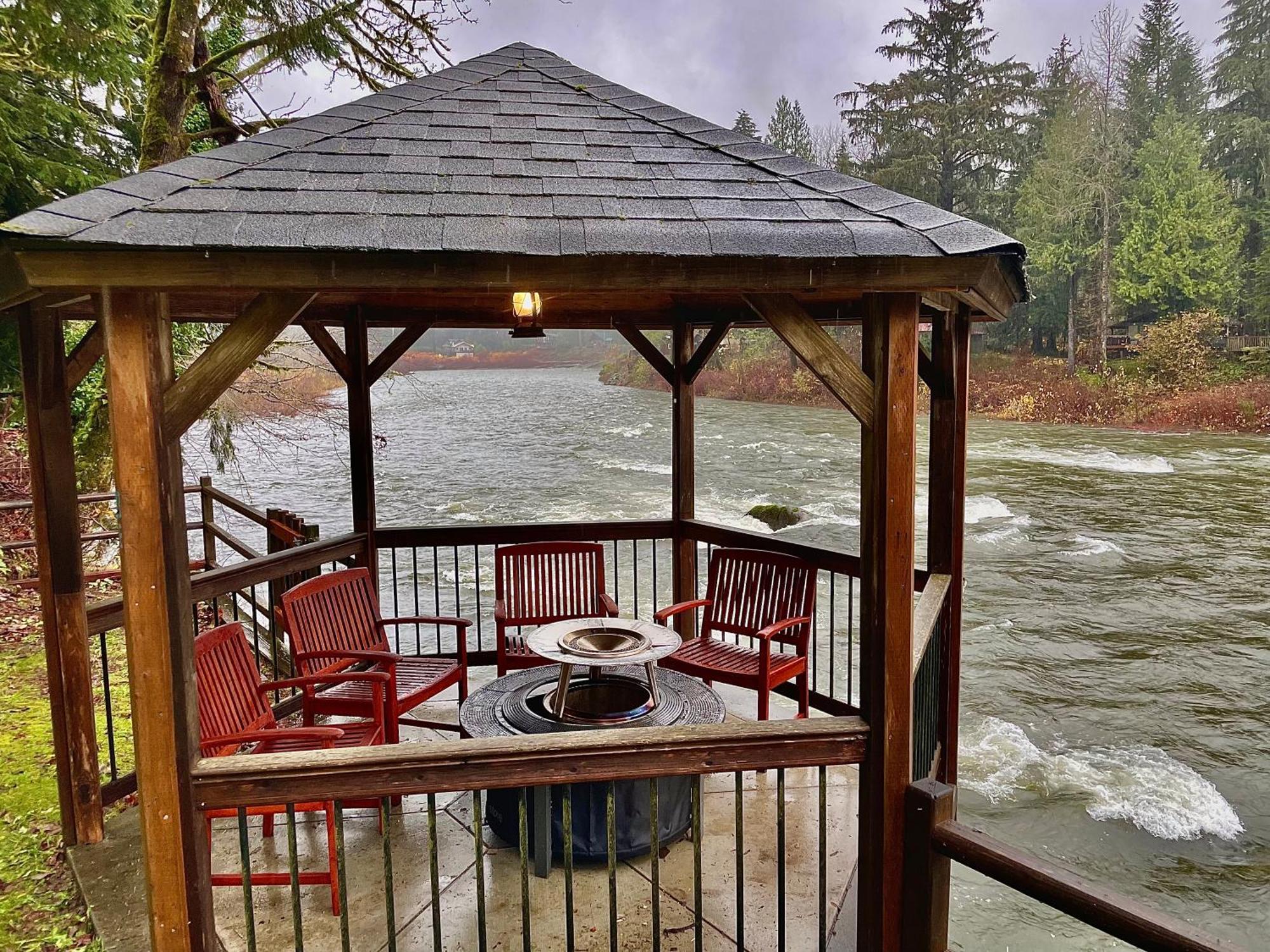 Riverfront Retreat Hot Tub Sauna Yard Gazebo And Views Casa de Férias